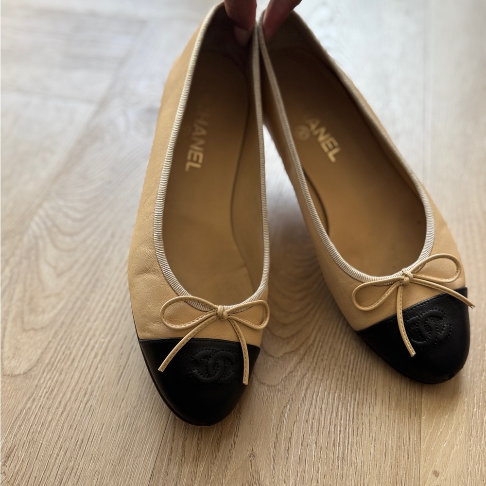 CHANEL Two-Tone Beige and Black Flats